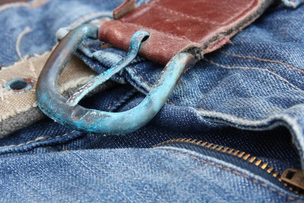 Fivela Cobre Velho Com Vestígios Óxido Fundo Jeans Azul — Fotografia de Stock