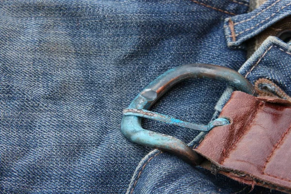 Cinturão Marrom Com Uma Velha Fivela Fundo Calça Azul — Fotografia de Stock