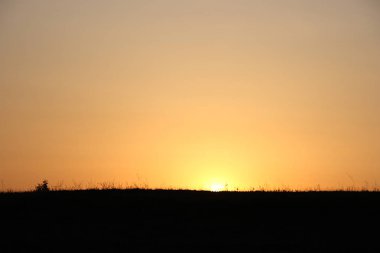 Oka Nehri'nin bir kolu olan Staritsa Nehri yakınlarındaki sel çayırları üzerinde turuncu gün batımı