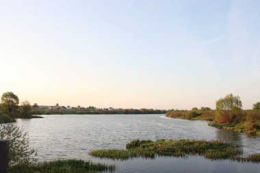 Yükselen güneşin ışınlarında nehir