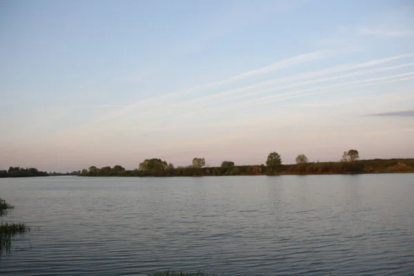 Floden Strålar Den Uppgående Solen — Stockfoto