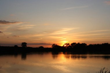 Oka Nehri'nin bir kolu olan Staritsa Nehri yakınlarındaki sel çayırlarında gün batımı