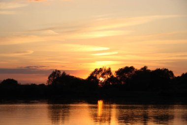 Oka Nehri'nin bir kolu olan Staritsa Nehri yakınlarındaki sel çayırlarında gün batımı