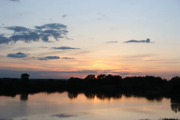 Ηλιοβασίλεμα Πάνω Από Τις Πλημμυρικές Λειμώνες Κοντά Στον Ποταμό Σταρίτσα — Φωτογραφία Αρχείου