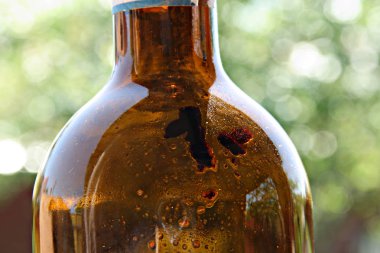 Çelik kahverengi şarap şişesinde şarap tortusu.