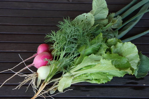 Verduras Frescas Rábanos Eneldo Lechuga Cebolla Sobre Una Mesa Marrón — Foto de Stock