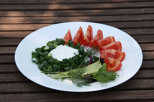 Tomate Vermelho Fresco Cebola Verde Endro Salada Verde Vermelha Uma — Fotografia de Stock