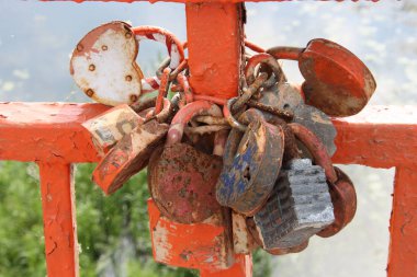 Aşk Rybnoe, Ryazan Bölgesi kasabası yakınlarındaki Vozha Nehri üzerinde bir köprü üzerinde birbirlerine yeni evliler sadakat bir işareti olarak kilitler