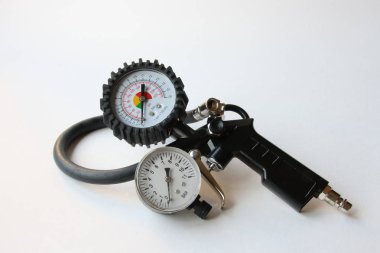 Beyaz arka plan üzerinde siyah durumda manometre otomobil