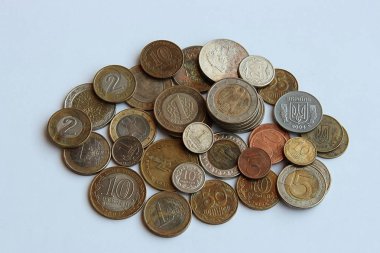 Gri bir arka plan üzerinde farklı ülkelerin Metal para