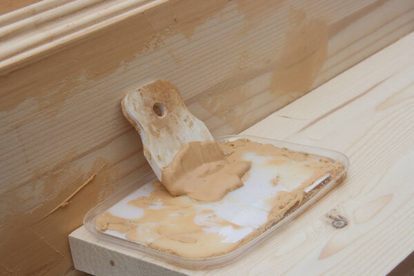 Spatula and putty for puttying wooden pine blanks for the manufacture of the shelf