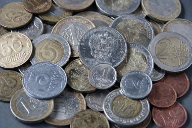 Avrupa, Asya, Afrika'da farklı mezheplerin ülkelerin metal para arka plan üzerinde bir kuruş