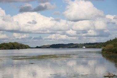Konstantinovo Ryazan bölgesi köyü yakınlarında bulutlu bir yaz gününde Oka Nehri