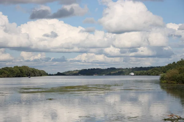 Konstantinovo Ryazan bölgesi köyü yakınlarında bulutlu bir yaz gününde Oka Nehri