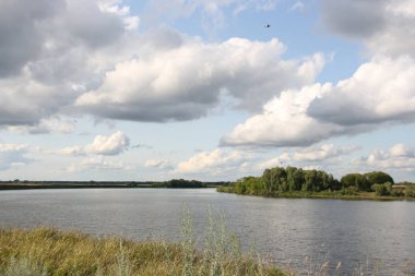 Oka Nehri sel ovaları bakan köy Fedyakino Ryazan bölge yakınlarındaki bir yaz bulutlu bir günde