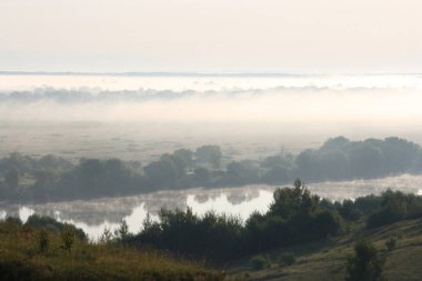 Konstantinovo Ryazan bölgesi yakınlarındaki sel yatakları ve Oka Nehri üzerinde sabah sis