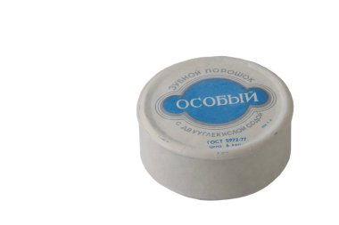 Kapaküzerinde beyaz bir yazıt ile açık yuvarlak bir kutuda diş tozu. Mavi arka planda özel. Soda bikarbonat ile Diş Pudrası Özel. Gost 5972-77. Fiyatı 6 kopecks olduğunu. Kbsh T.P.