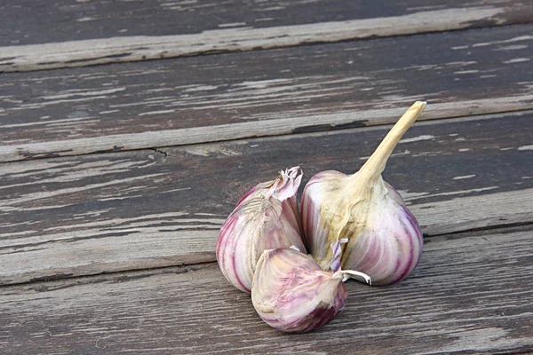 Rijpe Knoflook Een Houten Tafel — Stockfoto