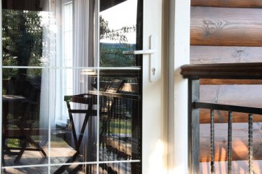 Veranda için kapının cam mobilya ve bahçe Yansımaları