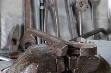 Bir takım arka planı üzerindeki mengenede eski ayarlanabilir anahtar