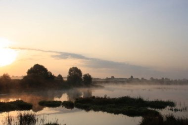 Sabahın erken saatlerinde nehirde hafif bir sis vardı.