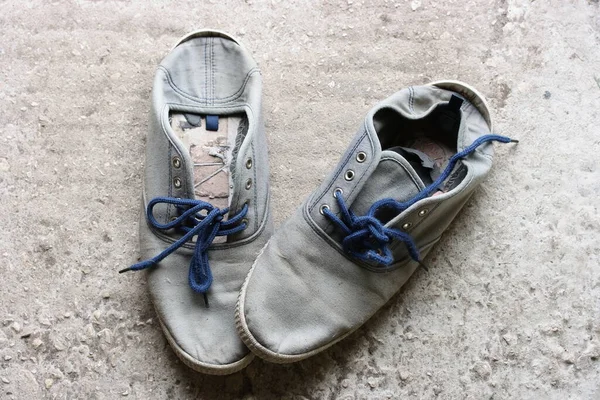 蓝色鞋带的旧帆布运动鞋 — 图库照片