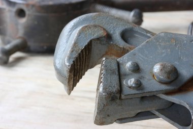 Bir araç arkaplanı üzerinde gri anahtarı boru anahtarı