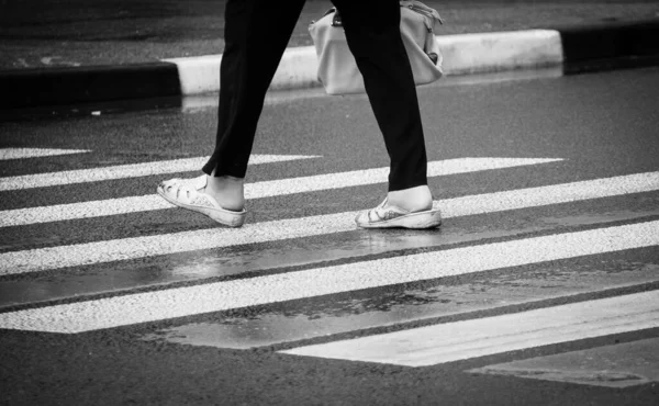 Pés Pedestre Cruzamento Rua — Fotografia de Stock