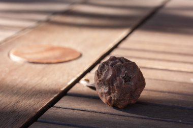 Ahşap bir masada kuru kahverengi armut.