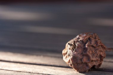 Ahşap bir masada kuru kahverengi armut.