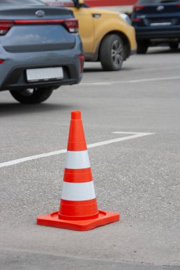 Arabaların arka planında kırmızı sinyal konisi