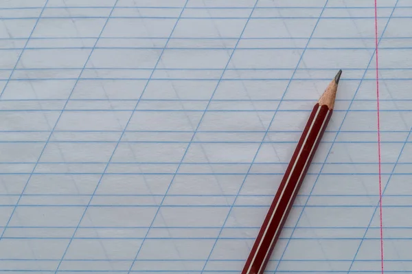 Het potlood ligt op de top van de notebook in de schuine liniaal. Bovenaanzicht. Kopiëren van ruimte — Stockfoto