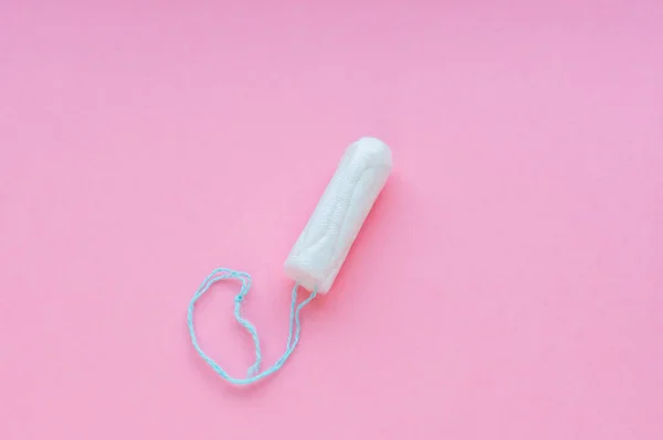 Concetto mestruale. Protezione dell'igiene femminile. Tamponi di cotone su sfondo rosa. Vista dall'alto, piatta — Foto Stock