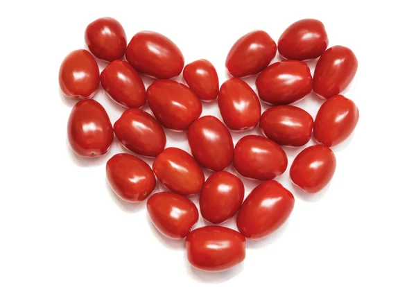 Serce małych pomidorów wiśniowych. Koncepcja miłości i symbol zdrowego odżywiania. Izolowanie na białym tle — Zdjęcie stockowe