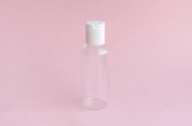 Yumuşak pembe arka plan üzerinde bir seyahat kullanmak için boş kavanoz. Tüm banyo malzemeleri, şampuan, losyon, tırnak vernik sökücü ve duş jelleri için. Yüz ve vücudun kadın güzelliği bakım anlayışı. Her zaman bir kadın çanta bulunan olacak küçük bir şey