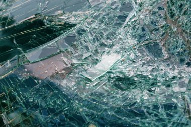 Kırık araba ön camı. Arabanın eski ve kirli ön camı. Araba kazası. Tasarım elemanı için kırık cam efekti. Seçici odaklama