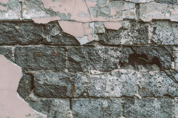 Городской фон, разрушенная промышленная кирпичная стена с копировальным пространством. Старая текстура стен гранжа. Дыра в бетоне, концептуальный фон — стоковое фото