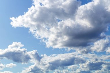 Gökyüzü, manzara berrak. Mavi gökyüzü arka plan ve beyaz bulutlar. Temizleme günü ve sabah ları hava güzel. Yumuşak odaklama, kopyalama alanı