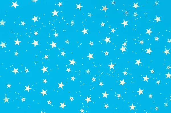 Silberne Sterne auf pastellblauem Hintergrund. Feiertags-Hintergrund. für Ihre Projekte. Festkonzept. Weihnachtsmuster. Draufsicht, flache Lage — Stockfoto