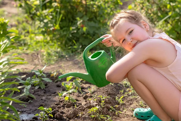 Preciosa Niña Sonriente Aire Libre Jardín Encarga Las Plantas Regándola — Foto de Stock