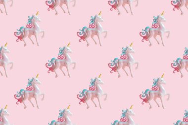 Yumuşak pembe arka planda güzel inci unicorn deseni.