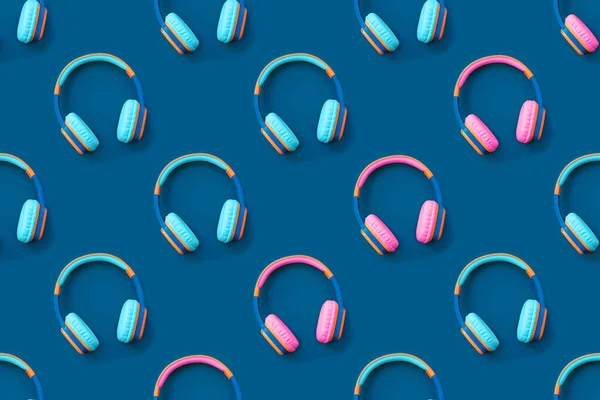 Patrón sin costuras de auriculares de color azul y rosa sobre fondo azul. — Foto de Stock