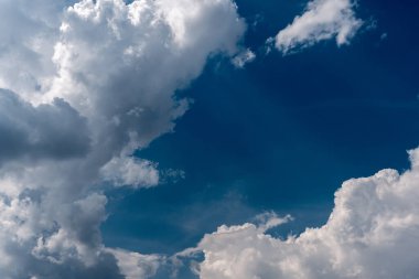 Yazın gökyüzünde bulutlar var. Arkaplan ve kartpostal için renkli bulut.