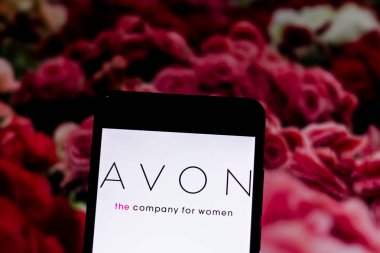 Brezilya - 11 Mart 2019: Avon logo üstünde hareket eden aygıt perde 