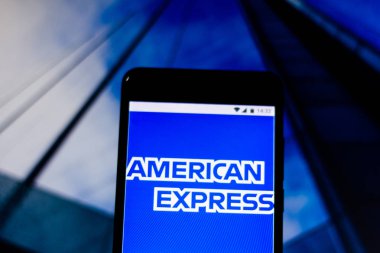 Brezilya - 11 Mart 2019: Logo ABD finansal hizmetler şirketi American Express üstünde perde-in hareket eden aygıt 