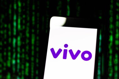 Brezilya - 11 Mart 2019: Vivo marka logo üstünde hareket eden aygıt perde 