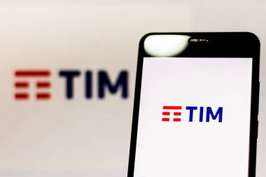 Brezilya - 11 Mart 2019: Operatör logosu Tim perde-in hareket eden aygıt 