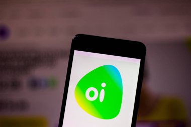 Brezilya - 11 Mart 2019: Operatör logosu Oi perde-in hareket eden aygıt 
