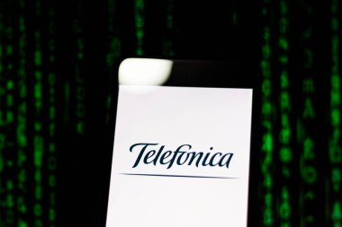 Brezilya - 11 Mart 2019: Telefonica logo üstünde hareket eden aygıt perde 