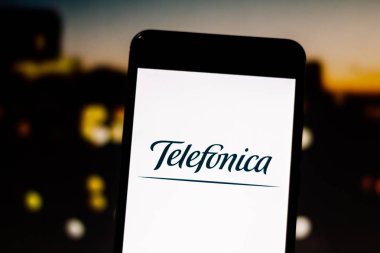 Brezilya - 11 Mart 2019: Telefonica logo üstünde hareket eden aygıt perde 